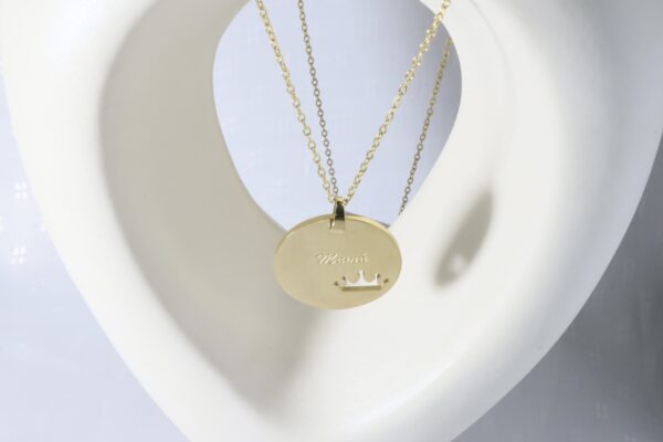 Mamá Engraved Crown Necklace