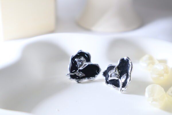 Rose Heart Studs-Black